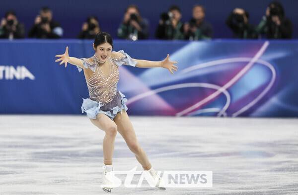 피겨스케이팅 이해인이 17일(현지 시간) 이탈리아 밀라노 아이스스케이팅 아레나에서 열린 2026 밀라노·코르티나 담페초 동계올림픽 피겨스케이팅 여자 싱글 쇼트 프로그램에서 연기를 펼치고 있다.&nbsp;/사진=뉴시스