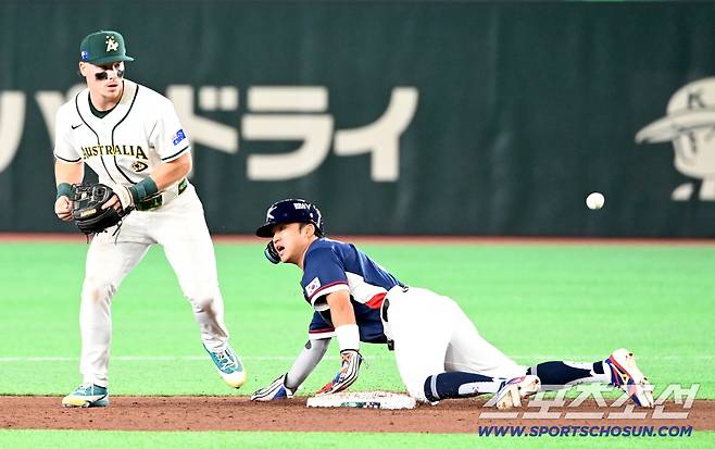 9일 일본 도쿄돔에서 열린 WBC(월드베이스볼클래식) 한국과 호주의 경기, 9회초 1사 1루 이정후의 내야땅볼�� 1루주자 박해민이 2루 세이프되고 있다. 도쿄(일본)=허상욱 기자wook@sportschosun.com/2026.03.09/