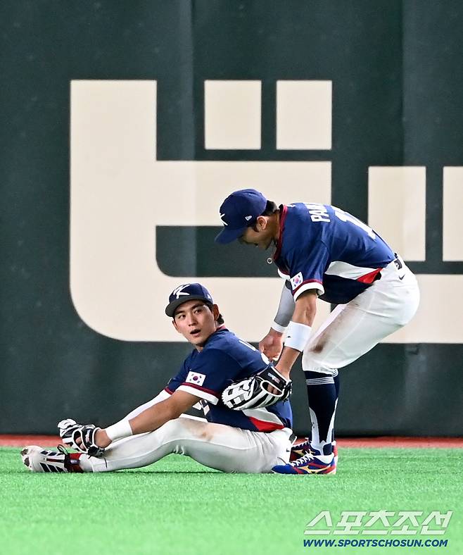 9일 일본 도쿄돔에서 열린 WBC(월드베이스볼클래식) 한국과 호주의 경기, 9회말 1사 1루 이정후가 윈그로브의 타구를 잡아낸 뒤 박해민과 기뻐하고 있다. 도쿄(일본)=허상욱 기자wook@sportschosun.com/2026.03.09/
