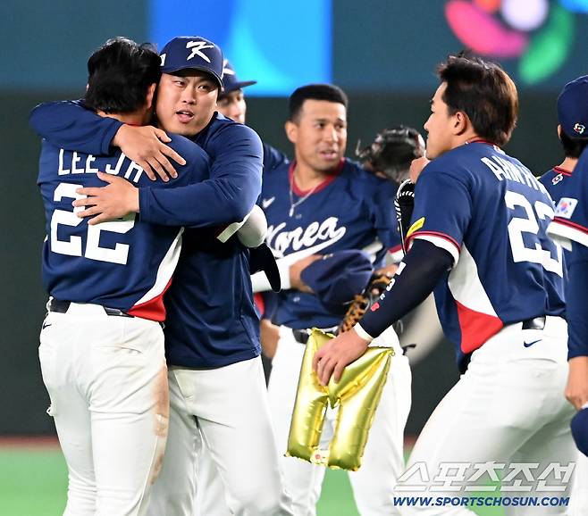 9일 일본 도쿄돔에서 열린 WBC(월드베이스볼클래식) 한국과 호주의 경기, 한국이 승리하며 8강행을 확정했다. 경기가  끝나자 환호하는 한국 선수들. 도쿄(일본)=허상욱 기자wook@sportschosun.com/2026.03.09/