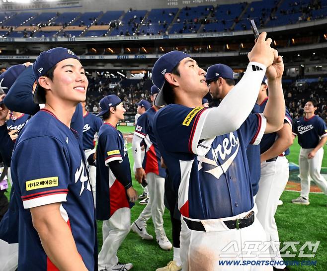 이정후와 김혜성이 9일 일본 도쿄돔에서 열린 WBC 조별 라운드 호주전에서 7대2로 승리하며 8강 진출을 확정한 뒤 휴대폰을 꺼내들고 사진을 찍고 있다. 도쿄(일본)=허상욱 기자wook@sportschosun.com