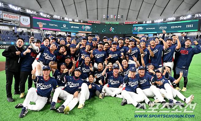 한국 선수들이 17년 만에 WBC 8강 진출을 확정한 뒤 도쿄돔 그라운드에 모여 기념촬영을 하고 있다. 도쿄(일본)=허상욱 기자wook@sportschosun.com