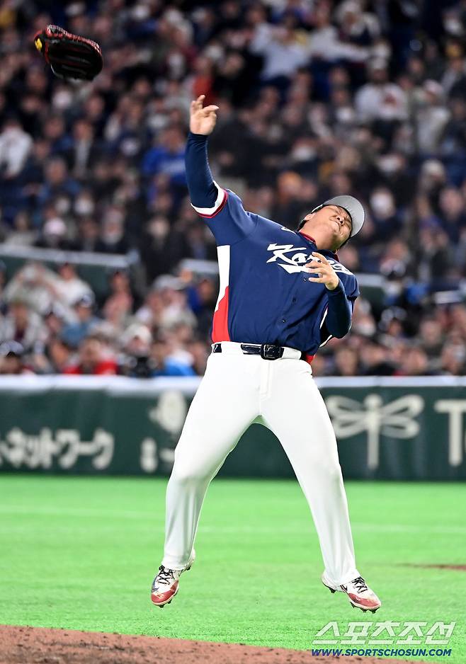 9일 일본 도쿄돔에서 열린 WBC(월드베이스볼클래식) 한국과 호주의 경기, 한국이 승리하며 8강행을 확정했다. 문보경이 마지막 아웃카운트를 잡아낸 후 1루 미트를 집어 던지며 환호하고 있다. 도쿄(일본)=허상욱 기자wook@sportschosun.com/2026.03.09/