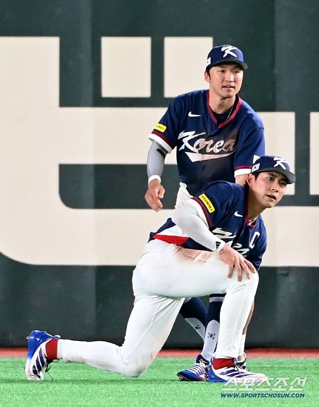 9일 일본 도쿄돔에서 열린 WBC(월드베이스볼클래식) 한국과 호주의 경기, 9회말 1사 1루 이정후가 윈그로브의 타구를 잡아낸 뒤 박해민과 기뻐하고 있다. 도쿄(일본)=허상욱 기자wook@sportschosun.com/2026.03.09/