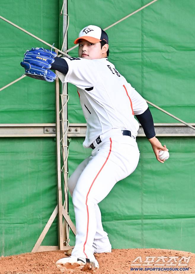 21일 일본 오키나와 고친다구장에서 열린 대한민국 야구 대표팀과 한화 이글스의 평가전. 문동주가 불펜 피칭을 하고 있다. 오키나와(일본)=박재만 기자 pjm@sportschosun.com/2026.02.21/