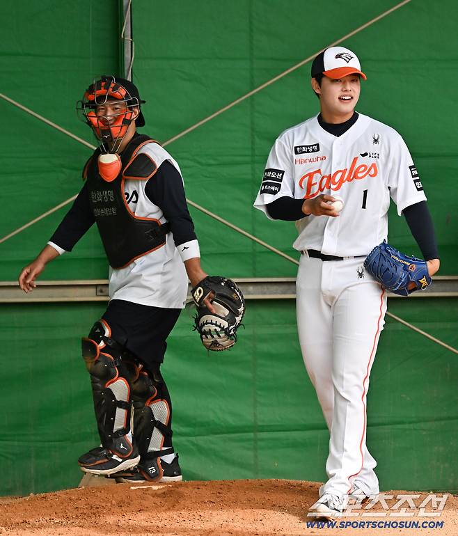 21일 일본 오키나와 고친다구장에서 열린 대한민국 야구 대표팀과 한화 이글스의 평가전. 문동주가 불펜 피칭을 하고 있다. 오키나와(일본)=박재만 기자 pjm@sportschosun.com/2026.02.21/