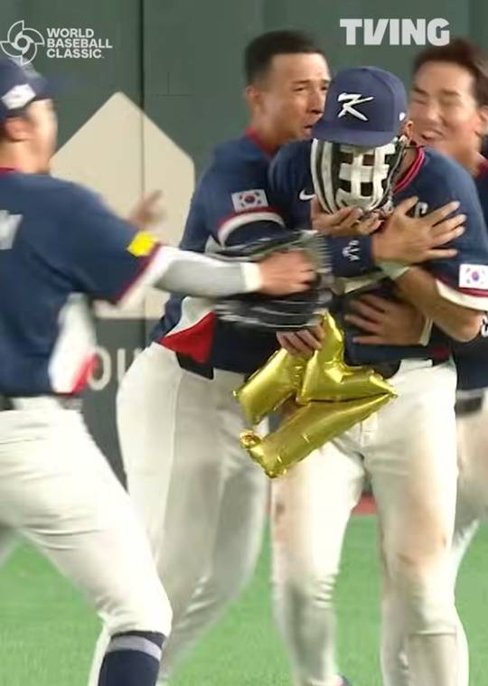 눈물을 흘리는 이정후. ⓒTVING