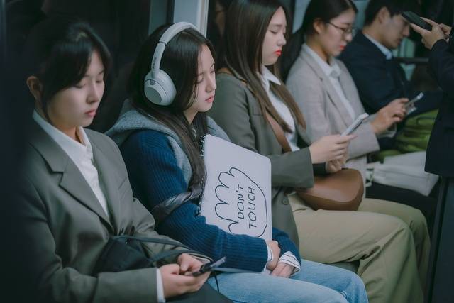 지수는 일상의 무료함과 직장에서의 전문성 그리고 깨발라하거나 욱하거나 좌절하거나 기뻐하는 감정들이 오가는 순간들에서 아주 자연스럽게 얼굴을 바꾼다. /넷플릭스