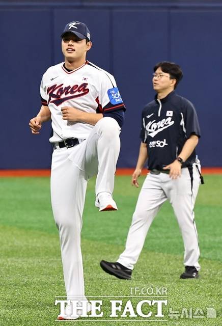 한국이 극적으로 8강에 오르면서 문동주의 대표팀 합류가 최고 관심사로 떠오르고 있다. /뉴시스