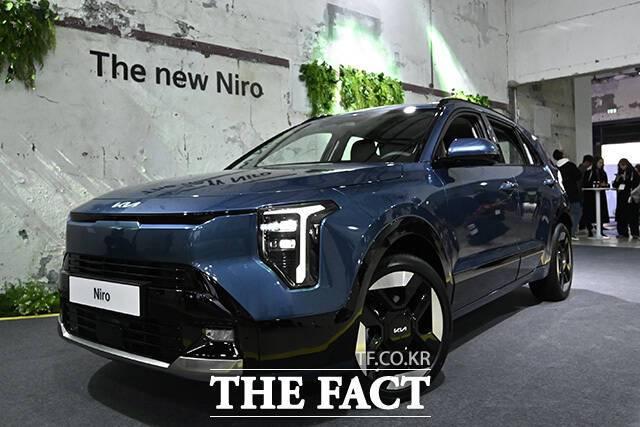 기아가 9일 오전 서울 마포구 레이어스튜디오11에서 개최한 '더 뉴 니로' 미디어데이에서 해당 차량이 공개되고 있다. /송호영 기자