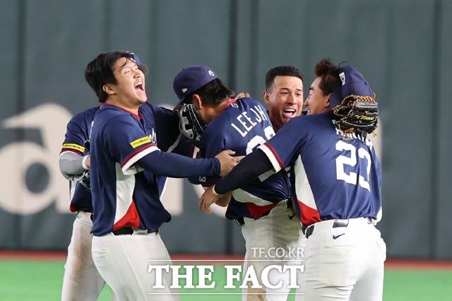 9일 일본 도쿄돔에서 열린 2026 WBC 조별리그 C조 4차전 한국과 호주의 경기에서 7-2로 승리해 WBC 본선에 진출한 한국 대표팀 선수들이 주장 이정후를 얼싸안고 기뻐하고 있다./도쿄=뉴시스