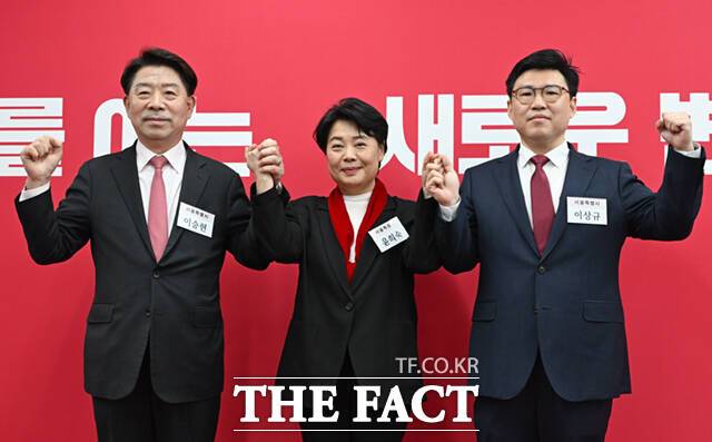 이승현, 윤희숙, 이상규 국민의힘 서울시장 공천 후보(왼쪽부터)가 10일 서울 영등포구 여의도 국민의힘 당사에서 열린 6·3 지방선거 광역단체장 및 중앙당 관할 기초단체장 후보자 면접에 참석해 기념촬영하고 있다. /이새롬 기자