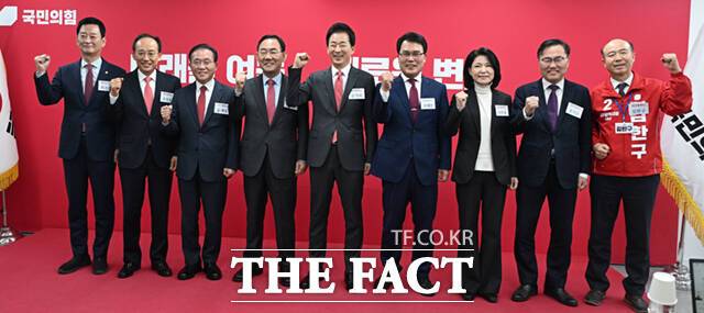 기념촬영하는 대구시장 공천 후보들. 왼쪽부터 최은석 의원, 추경호 의원, 윤재옥 의원, 주호영 의원, 유영하 의원, 이재만 전 대구 동구청장, 이진숙 전 방송통신위원장, 홍석준 전 의원, 김한구 전 현대차 노조 대의원.