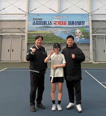 엄예진이 문경시청 김은수 감독(왼쪽), 김희수 코치(오른쪽)과 기쁨을 나누고 있다. 김희수 코치 제공
