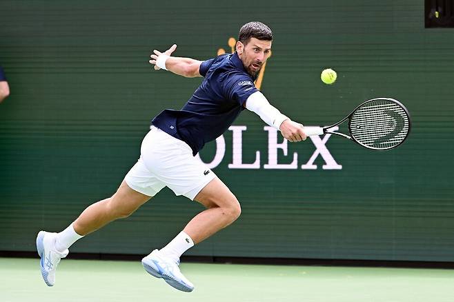 평상시와는 달리 오른팔에 슬리브를 착용하고 올해 인디언웰스에 출전 중인 조코비치 / 게티이미지코리아