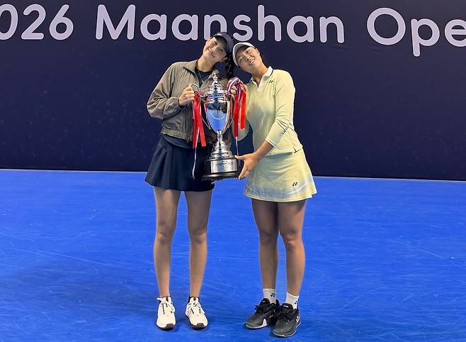 ITF 마안산 국제여자테니스투어에서 복식 우승을 합작한 정보영과 김채리(왼쪽). 김채리 SNS