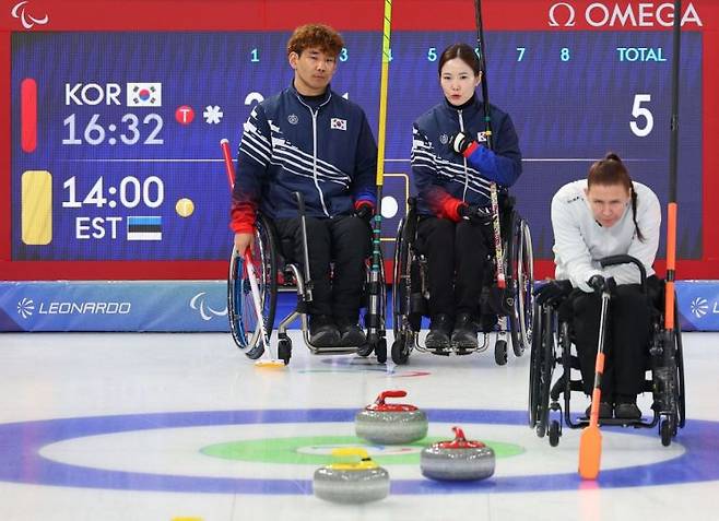 백혜진(오른쪽)과 이용석이 9일(현지시간) 이탈리아 코르티나 컬링 올림픽 스타디움에서 열린  2026 밀라노·코르티나 동계 패럴림픽 휠체어컬링 믹스더블 예선 에스토니아의 경기와의 경기에서 작전을 논의하고 있다. 연합뉴스