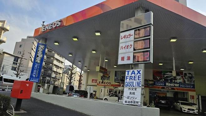 도쿄 시부야구에 위치한 또다른 주유소. 사재기 행렬 없이 고객이 주유하고 있다. 이곳은 휘발유 리터당 176엔(1649원)으로 방문한 주유소 중 가격은 가장 비쌌으나, 인상 폭은 5엔 정도에 그쳤다. 전진영 기자.