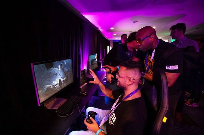 관람객들이 삼성전자 행사장에서 오디세이 3D(G90XF)로 3D 게임을 체험하고 있다. 삼성전자.