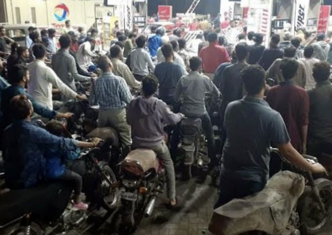 미국·이스라엘과 이란 간 전쟁 여파로 연료 사재기 현상이 발생한 파키스탄의 한 주유소 모습. 엑스(X·옛 트위터) 캡처