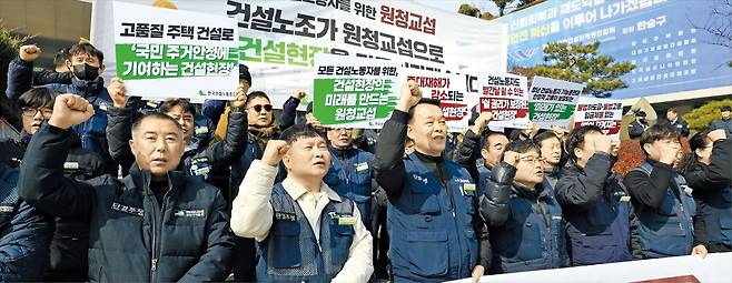 “원청 회사 나와라” 노란봉투법 시행을 하루 앞둔 9일 서울 강남구 건설회관 앞에서 민주노총 건설노조 관계자들이 기자회견을 가진 뒤 구호를 외치고 있다. 이들은 “건설 현장의 안전 관리 최종 책임자는 원청 건설사”라며 “5만여 조합원이 소속된 원청 건설사 100곳 모두를 대상으로 교섭을 요구하겠다”고 했다./박성원 기자