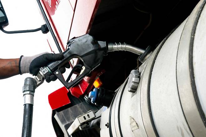 국제 유가는 9일 오르락내리락을 반복하는 등 요동쳤다./AFP 연합뉴스