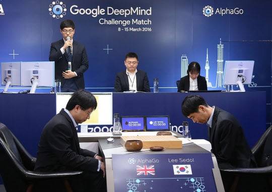 10년 전 이세돌 9단이 서울 종로구 포시즌스 호텔에서 구글 딥마인드 '알파고'와의 대국을 펼칠 당시 모습./조선DB