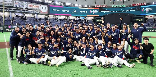 9일 일본 도쿄돔에서 열린 2026 월드베이스볼클래식(WBC) C조 조별리그 최종전 대한민국과 호주의 경기에서 7대2로 호주를 꺾고 8강 진출을 확정한 한국 대표팀이 기념촬영을 하고 있다. 연합뉴스