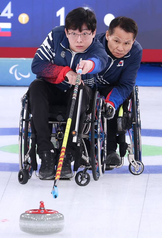 한국 휠체어컬링 혼성 4인조 대표팀 남봉광(왼쪽)이 10일 이탈리아 코르티나 컬링 올림픽 스타디움에서 열린 밀라노 코르티나 동계 패럴림픽 예선 5차전 슬로바키아전에서 샷을 하고 있다./대한장애인체육회