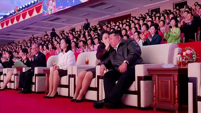 김정은에게 귓속말하는 딸 김주애. /조선중앙TV 연합뉴스