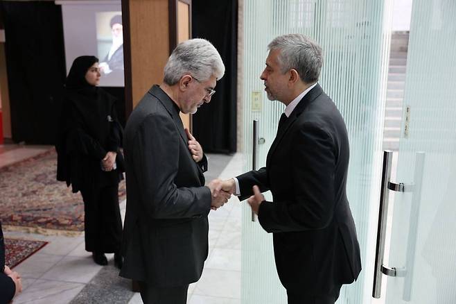 10일 주한 이란대사관에서 게오르기 지노비예프 주한 러시아 대사와 사이드 쿠제치 주한 이란 대사가 악수를 하고 있다. /주한 러시아 대사관 페이스북