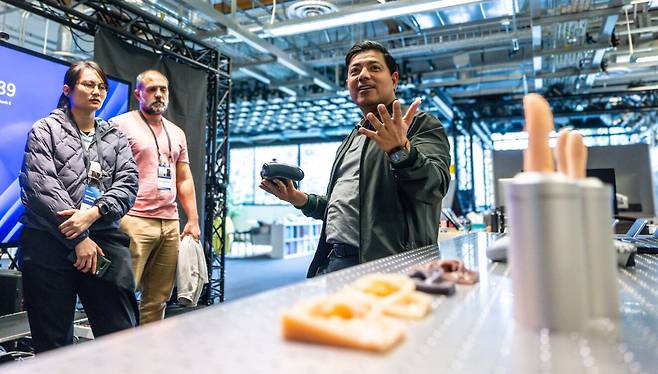 지난 5일(현지 시각) 미 워싱턴주 레드먼드 마이크로소프트(MS)의 ‘빌딩 87’의 하드웨어 랩에서 MS 엔지니어가 다양한 신체 사이즈 모형에 대해 설명하고 있다. 체격이 다른 여러 소비자를 만족시키기 위해 MS는 사람들의 신체 데이터를 측정해 연구하고 있다./마이크로소프트