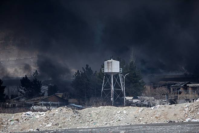 지난 8일(현지 시각) 이스라엘의 공격을 받은 테헤란 북서쪽의 한 석유 저장 탱크에서 연기 기둥이 솟아오르고 있다. / UPI=연합