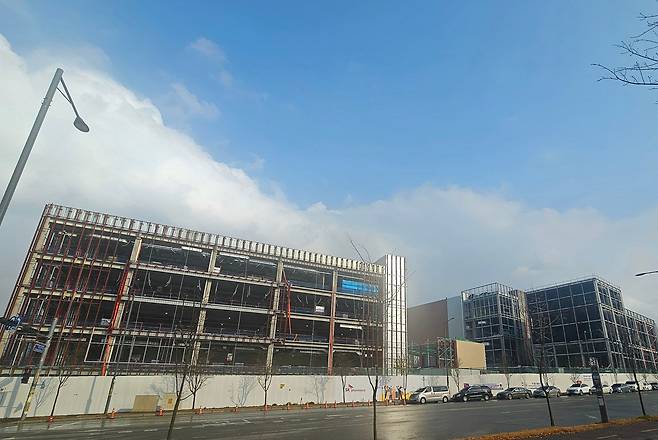 지난해 11월 세종 명학산업단지의 SK바이오텍 M5(왼)·M6(오) 신축 공장 건설 현장. 두 건물은 연결돼 있다./염현아 기자