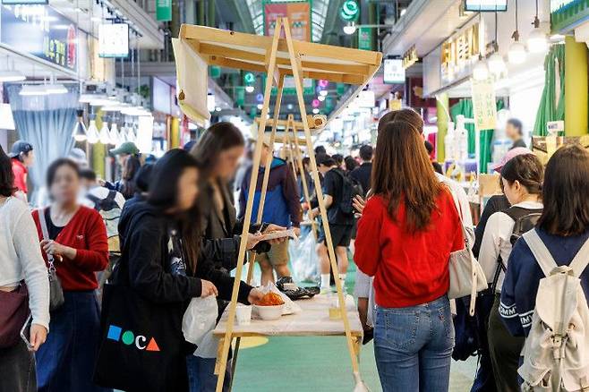 망원시장을 방문한 외국인 관광객ⓒ마포구 제공
