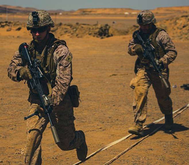 2021년 6월 사우디아라비아 타부크에서 미군 특수부대인 제24 해병원정대(MEU) 소속 병사들이 훈련하고 있다. 미 국방부 제공