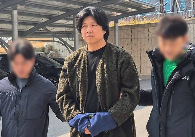 대마초를 소지하고 흡입한 혐의로 입건된 밴드 시나위 보컬 김바다(본명 김정남)가 10일 오후 춘천지법 속초지원에서 열리는 구속 전 피의자 심문(영장실질심사)을 받기 위해 법정으로 이동하고 있다. 뉴스1