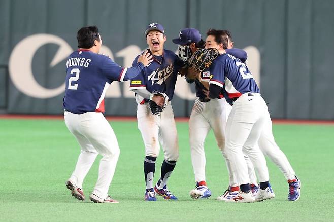일본 도쿄돔에서 열린 2026 WBC 조별리그 C조 4차전 한국과 호주의 경기, 7-2로 승리해 WBC 본선에 진출한 한국 대표팀 선수들이 기뻐하고 있다.뉴시스