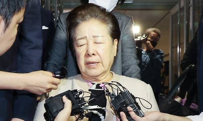 한학자 통일교 총재가 지난해 9월17일 저녁 서울 종로구 KT광화문빌딩에 마련된 민중기 특별검사팀 사무실에서 조사받고 귀가하고 있다. 연합뉴스