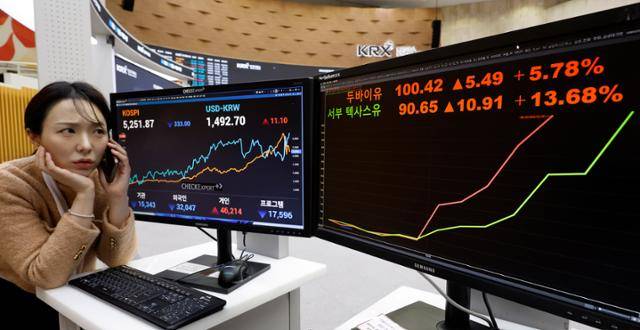 미국과 이스라엘의 이란 공습에 따른 중동 정세 불안 여파로 국제 유가의 기준점 역할을 하는 브렌트유와 서부텍사스산원유(WTI)가 모두 배럴당 100달러를 넘긴 9일 서울 영등포구 한국거래소 전광판에 WTI, 두바이유 선물 가격이 표시되고 있다. 뉴시스