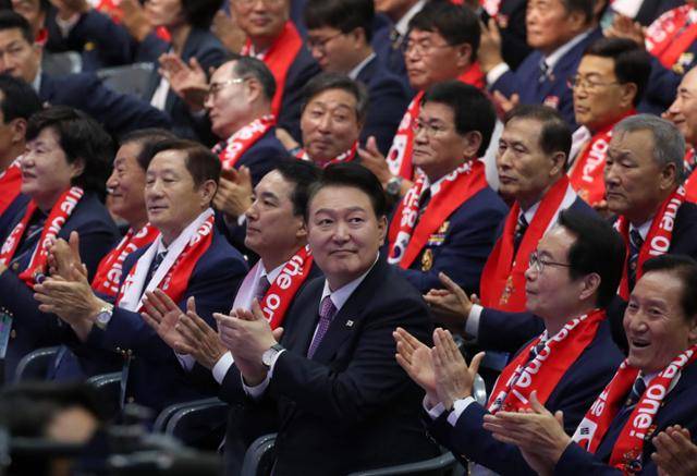 2023년 10월 4일 당시 윤석열 대통령이 서울 올림픽공원 올림픽홀에서 열린 대한민국재향군인회(향군) 창설 제71주년 기념식에 참석해 향군기가 입장하자 박수를 치고 있다. 윤 전 대통령은 2022년에 이어 2년 연속 향군 창설 기념식에 참석해 '이례적'이라는 평가가 나왔다. 서재훈 기자