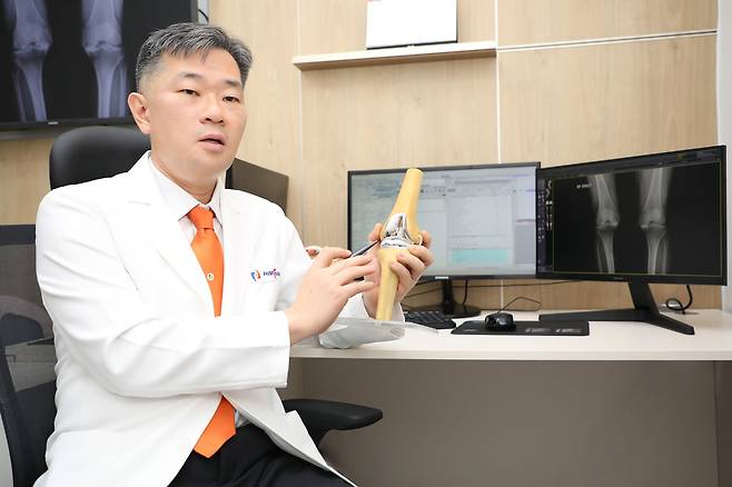 남창현 힘찬병원장은 “인공관절 수술은 기술만큼 환자의 체질과 회복 과정도 중요하다”며 “경험이 많은 의료진일수록 기다리면 좋아질 상황과 그렇지 않은 상황을 구분할 수 있다”고 말했다. /사진=힘찬병원 제공
