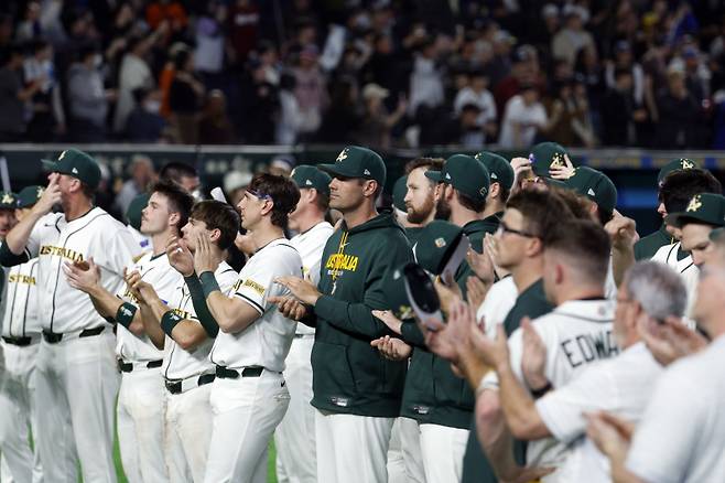 호주 야구 대표팀이 9일 일본 도쿄돔에서 열린 한국전 패배로 WBC 8강행이 좌절된 뒤 팬들에게 인사하고 있다. EPA/FRANCK ROBICHON/2026-03-09 23:11:50/ <저작권자 ⓒ 1980~2026 ㈜연합뉴스. 무단 전재 재배포 금지, AI 학습 및 활용 금지>