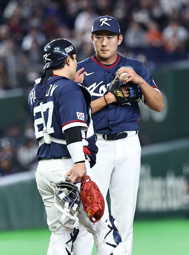 <yonhap photo-6091="">9일 일본 도쿄돔에서 열린 2026 WBC 조별리그 C조 4차전 대한민국과 호주의 경기. 1회말 1사 1, 2루 호주 알렉스 홀 타석 때 한국 선발 손주영이 포수 박동원과 대화하고 있다. 2026.3.9 [연합뉴스]</yonhap>