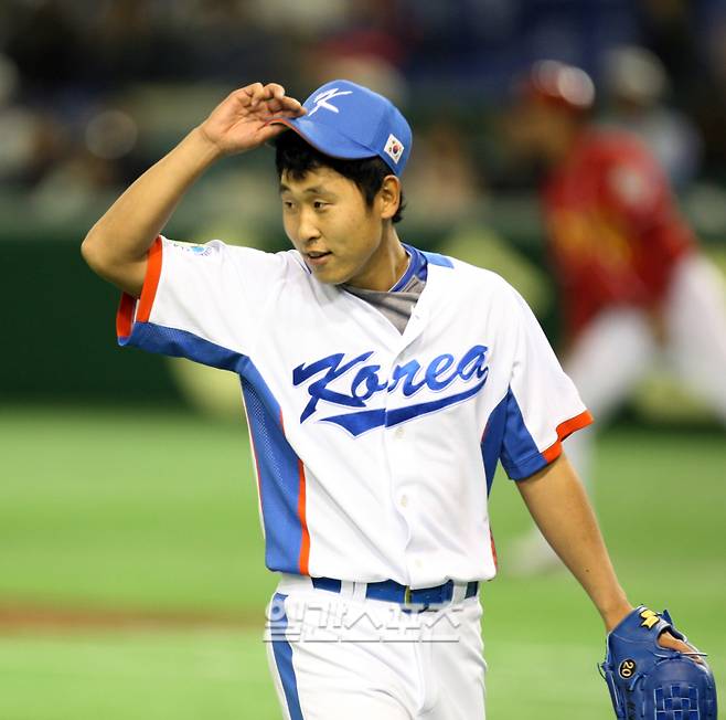 2009.03.08 도쿄=김진경 기자 8일 도쿄돔에서 열린 월드베이스볼클래식(WBC) 한국-중국전에서 선발 윤석민이 1회를 깨끗이 처리한 후 마운드에서 내려오고 있다. 선두 타자와 4번 타자 예상 외로 번트를 댄 것이 우스운 듯 미소를 짓고 있다. IS 포토