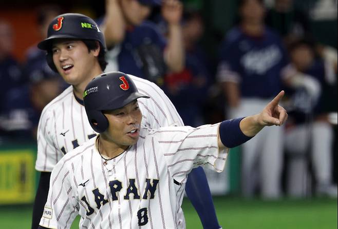 <yonhap photo-5788="">일본 대표팀의 곤도 겐스케(앞)와 오타니 쇼헤이. EPA=연합뉴스&nbsp;</yonhap>