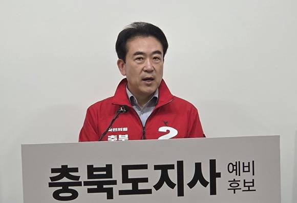 10일 충북도청에서 윤희근 예비후보가 국민의힘 충북도지사 선거 후보자 TV토론을 제안하고 있다. [사진=이용민 기자]