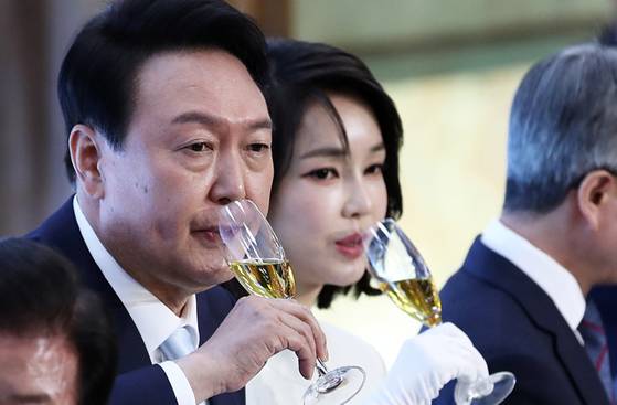 윤석열 대통령과 김건희 여사가 2022년 5월 10일 대통령 취임 경축 연회에서 건배주를 마시고 있다. 대통령실사진기자단
