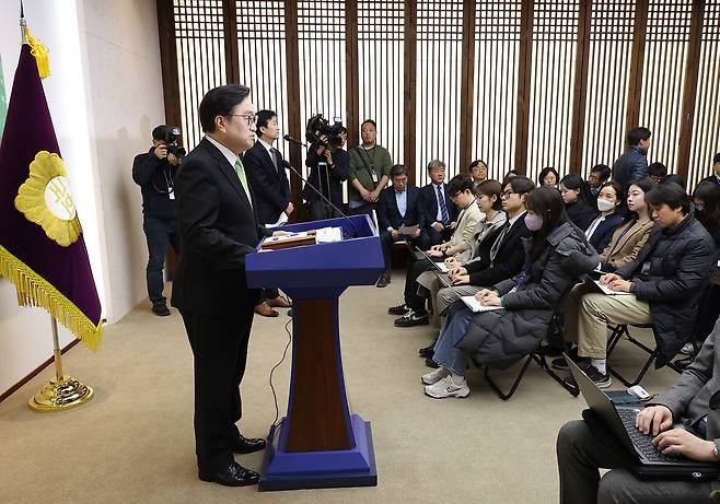우원식 국회의장이 10일 국회에서 개헌 관련 긴급 기자회견을 하고 있다. 연합뉴스