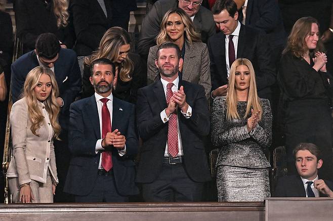 도널드 트럼프 대통령의 장남 도널드 트럼프 주니어(앞줄 왼쪽 둘째), 차남 에릭 트럼프(왼쪽 셋째), 딸 이방카 트럼프(왼쪽 셋째) 등 일가가 지난달 24일(현지시간) 워싱턴DC 연방의사당에서 트럼프의 국정 연설에 박수를 치고 있다. 로이터=연합뉴스